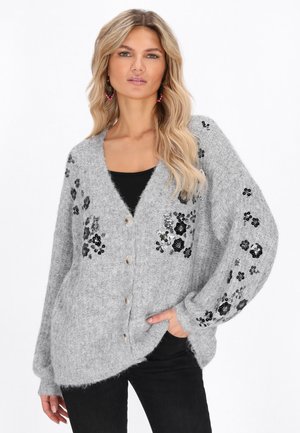 Grijze, donzige gebreide cardigan met een v-hals, lange mouwen, decoratieve zwarte sequined bloemaccenten en vijf knopen aan de voorkant.