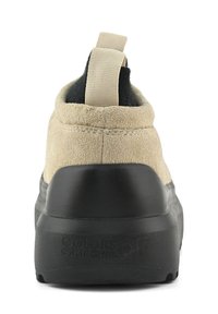 Béžové semišové tenisky s černou gumovou podrážkou, poutko na patě a viditelné logo "Colors of California" na zadní podrážce.