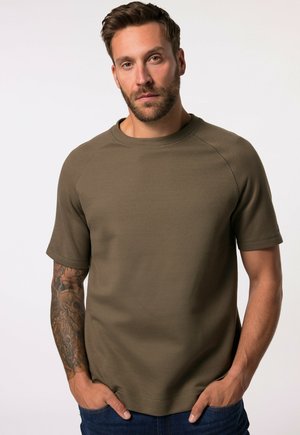 Olijfgroene shirt met korte mouwen, gemaakt van zachte stof, met een ronde halslijn en raglanmouwen, gladde textuur zonder zichtbare patronen.
