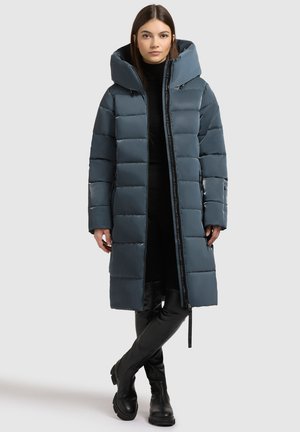 Gevoerde lange jas in donkerblauw met een hoge kraag en grote kap. Heeft een voorrits en zijzakken, gemaakt van glad, glanzend materiaal.