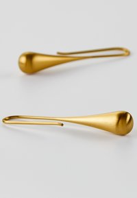 Goldene Tropfenohrringe mit gebürsteter Oberfläche und glatten, abgerundeten Enden, die ein Haken-Design zur Befestigung aufweisen.