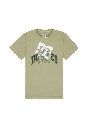 Jasno oliwkowo-zielony t-shirt z krótkim rękawem, dużym logo "DC Shoe Co" i popękaną grafiką w bieli i czerni na klatce piersiowej.