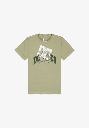 Jasno oliwkowo-zielony t-shirt z krótkim rękawem, dużym logo "DC Shoe Co" i popękaną grafiką w bieli i czerni na klatce piersiowej.