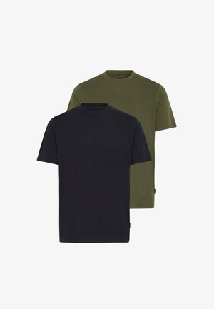 Dva kratka majica s kratkimi rokavi sta prikazana; ena je črna in ena olivno zelena. Obe sta izdelani iz mehkega bombaža, imata okrogle ovratnike in ravne robove.