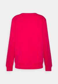 Jasně růžová mikina s dlouhými rukávy, kulatým výstřihem, žebrovanými manžetami a lemem. Hladká textury látky, bez viditelných ozdob nebo vzorů.