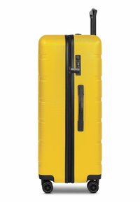 Maleta rígida amarilla con acabado texturizado, cremallera negra, mecanismo de cierre, asa superior y cuatro ruedas. Diseño alto y rectangular.