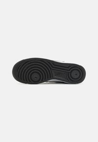 Nike Sportswear AIR FORCE 1 UNISEX - Zapatillas - black/dark team red/summit white/white