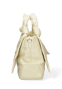 Borsa a mano in pelle crema con manici annodati, dettaglio di un anello argentato rotondo e una texture liscia. Presenta una base strutturata e accenti minimi.