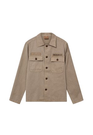 Beige skjortejakke med to forlommer med klap, brune knapper og teksten "MM.GALLERY.20" på den højre brystlomme.