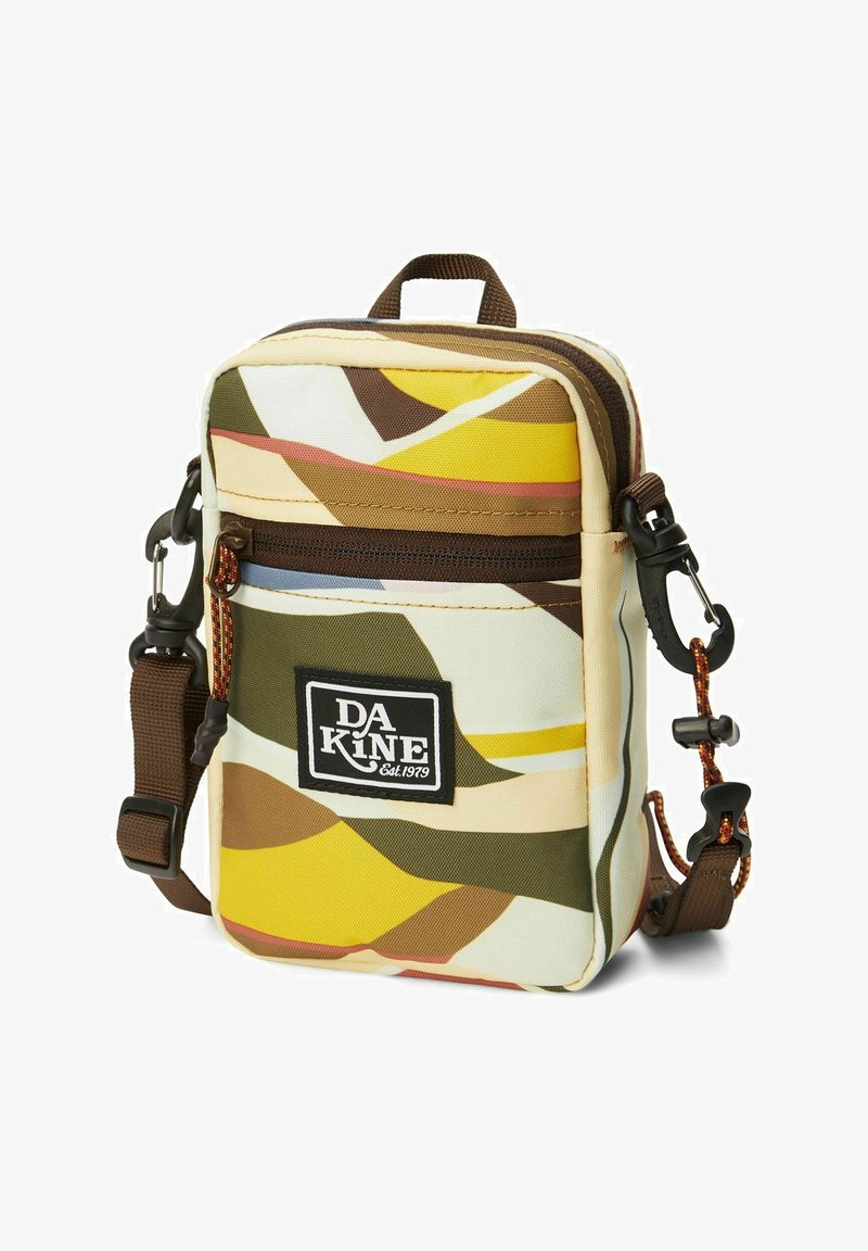 Borsa DAKINE multicolore con un motivo geometrico. Realizzata in tessuto resistente, presenta una maniglia superiore, una tracolla regolabile e scomparti con zip.