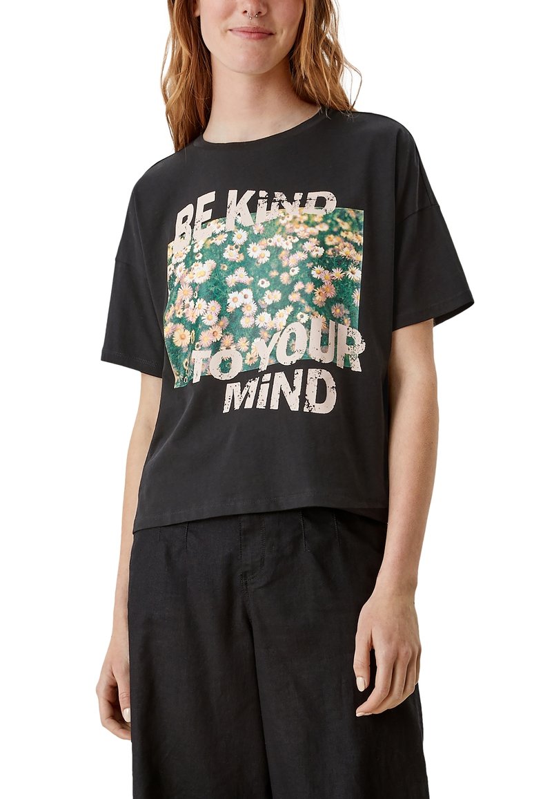 Damen T-Shirts | QS by s.Oliver SUR LE DEVANT T-Shirt print black placed print/schwarz - TH10706 Damen T-Shirts | QS by s.Oliver SUR LE DEVANT T-Shirt print black placed print/schwarz - TH10706
