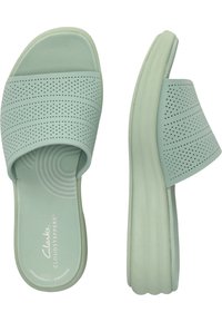 Licht muntgroene sliders met een gestructureerde band en perforaties, ontworpen voor comfort met een dikke rubberen zool.