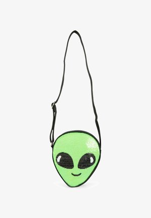 Mała torba na ramię w kształcie zielonej twarzy obcego z dużymi czarnymi oczami i małym uśmiechem, z czarnym regulowanym paskiem.