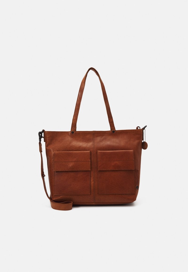Sac cabas en cuir marron avec deux poches avant à rabat, doubles anses d'épaule et une bandoulière ajustable.