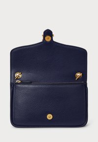 Marine lærveske med glatt tekstur, utstyrt med en lomme med gullglidelås og magnetlukking. Innvendig designet med organisatoriske rom.