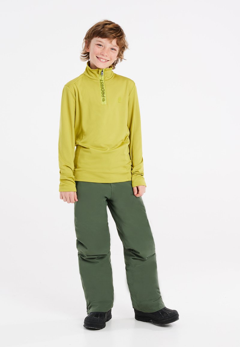 Felgeel langes T-shirt met een halve rits kraag. Gecombineerd met donkergroene broek en zwarte geïsoleerde schoenen. Glad textuur, casual pasvorm.