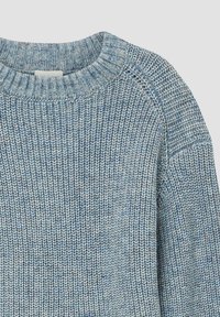 Strickpullover in hellblau mit strukturiertem Muster. Mit rundem Ausschnitt und gerippten Bündchen. Aus weicher, leichter Wolle in einer Mischung.