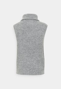 Pull sans manches gris côtelé avec un col haut, offrant une texture douce et une silhouette ajustée, conçu pour la chaleur et le confort.