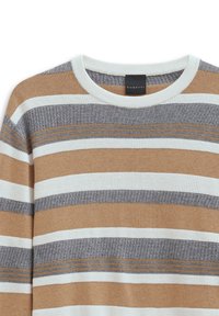 Sweter w paski z okrągłym dekoltem. Posiada naprzemienne pasy w kolorach beżowym, białym, szarym i jasnoniebieskim w teksturowanym wzorze dzianiny.