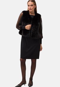zero MIT TRANSPARENTEN ÄRMELN - Dzsörzéruha - black beauty
