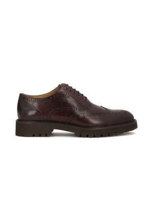 Mørkebrun læder brogue sko med wingtip-design, perforerede detaljer, snørelukning og tyk sål med dybe riller til mænd.