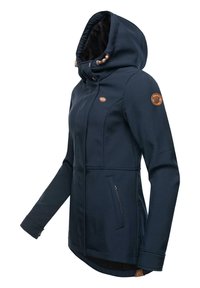 Granatowa kurtka softshell z kapturem, wyposażona w zapinaną na zamek kieszeń, podszycie z sztucznego futra oraz ozdobne guziki na kapturze. Skórzana naszywka na rękawie.