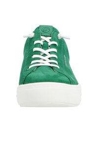 Sneaker verde in suede con lacci bianchi, punta rotonda e suola in gomma bianca texturizzata. Presenta un logo sulla linguetta.