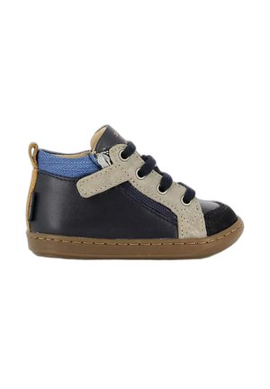 Baskets montantes enfant avec semelle noire, partie supérieure en cuir bleu marine et beige, col en tissu bleu, lacets à l’avant et fermeture éclair latérale.