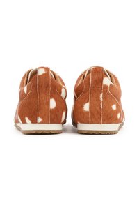 Pruun jalats valgete laikudega, pehme karvane tekstuur, madal profiil, ümar kuju ja painduv kummist talla sobivad igapäevaseks kandmiseks.