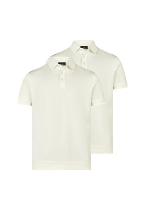 Dwie gładkie białe koszulki polo z krótkim rękawem, kołnierzykiem i listwą na trzy guziki, wyeksponowane na białym tle.