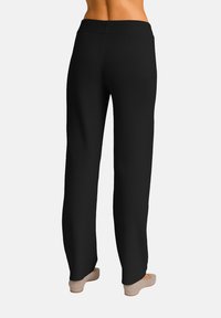 Pantaloni neri a gamba larga in tessuto morbido ed elastico, con una cintura elastica, caratterizzati da una silhouette slanciata e dettagli minimi.