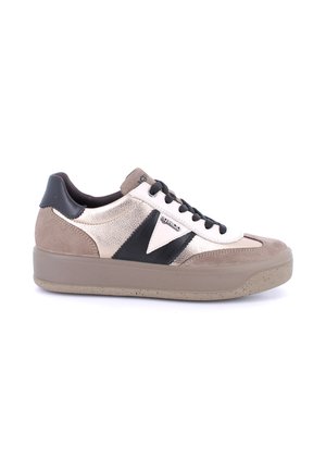 Sneaker casual marroni e neri in suede e pelle texture, con accento del logo, punta rotonda e suola in gomma piatta.