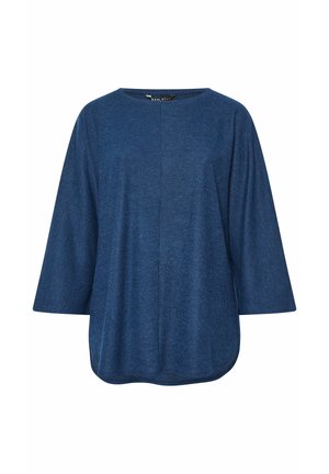 Top azul de manga larga con cuello redondo. La tela tiene una textura con patrones sutiles. El dobladillo es curvado y las mangas son anchas y relajadas.