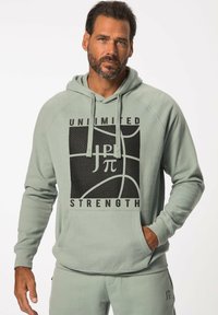 Miętowa bluza z kapturem wykonana z miękkiego materiału, z czarną, teksturowaną grafiką z napisem "UNLIMITED STRENGTH", kieszenią typu kangur oraz regulowanym kapturem.