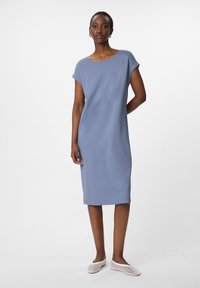 Hellblaues, knielanges Kleid mit weitem Ausschnitt und kurzen Ärmeln. Glattes, leicht glänzendes Material mit minimalistischem Design.