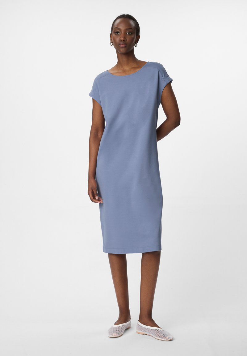 Hellblaues, knielanges Kleid mit weitem Ausschnitt und kurzen Ärmeln. Glattes, leicht glänzendes Material mit minimalistischem Design.