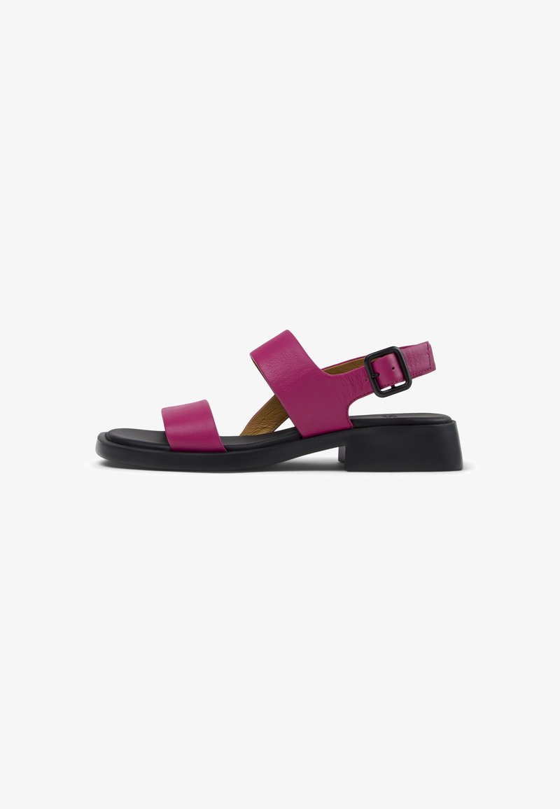 Sandale en cuir magenta à bout ouvert avec deux brides, talon bloc bas noir, et bride de cheville réglable avec boucle sur fond blanc.