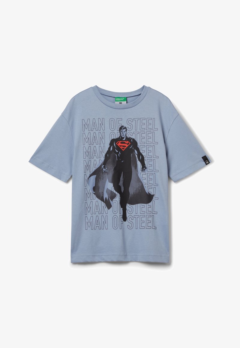 Hellblaues T-Shirt mit kurzen Ärmeln, das ein schwarzes grafisches Motiv eines Superhelden im Flug zeigt, mit rotem und schwarzem Text "MAN OF STEEL", der im Hintergrund wiederholt wird.