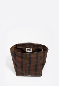 Rjava karo torba z temno modrimi in rdečimi akcenti, izdelana iz tekstilnega materiala. Ima zadrgo in notranjo oznako blagovne znamke.