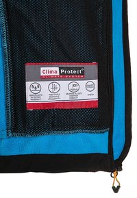 Blauw en zwart jack interieur met een Clima Protect® label. Bevat symbolen voor waterdicht, ademend, winddicht en rekbaar op het label.