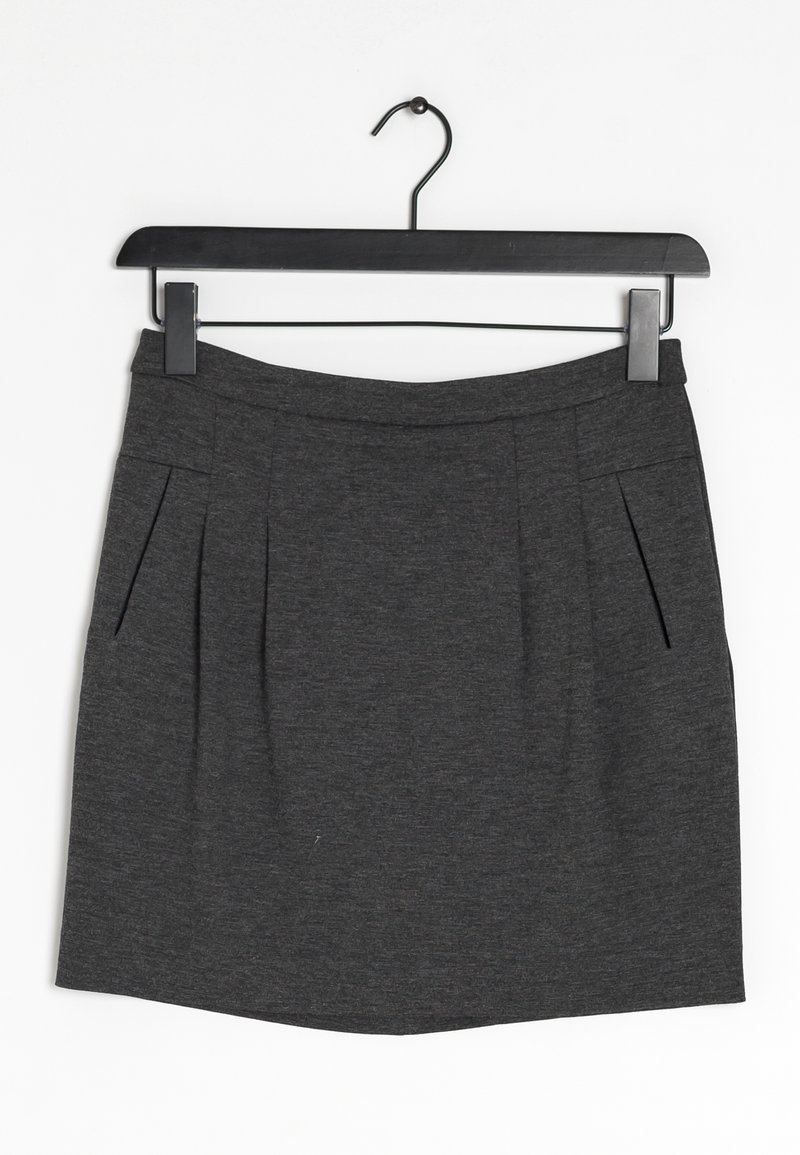 Jupe gris charbon en tissu texturé, dotée d'une taille, de plis sur le devant et d'un ourlet droit. Accrochée à un crochet en métal noir.