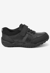 Baskets noires en cuir et en maille, dotées d'une sangle Velcro, d'une semelle texturée et d'un design minimaliste avec des détails en lacets.
