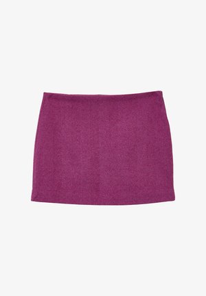 Rock mit Fischgrätmuster in einem tiefen Magenta-Ton, mit geradem Schnitt und strukturierter Stoffqualität. Einfacher Bund, keine sichtbaren Verschlüsse.
