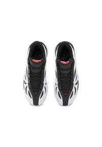 Ζευγάρι ασπρόμαυρα αθλητικά παπούτσια με κόκκινες λεπτομέρειες λογότυπου, σε άποψη από πάνω, σε λευκό φόντο.