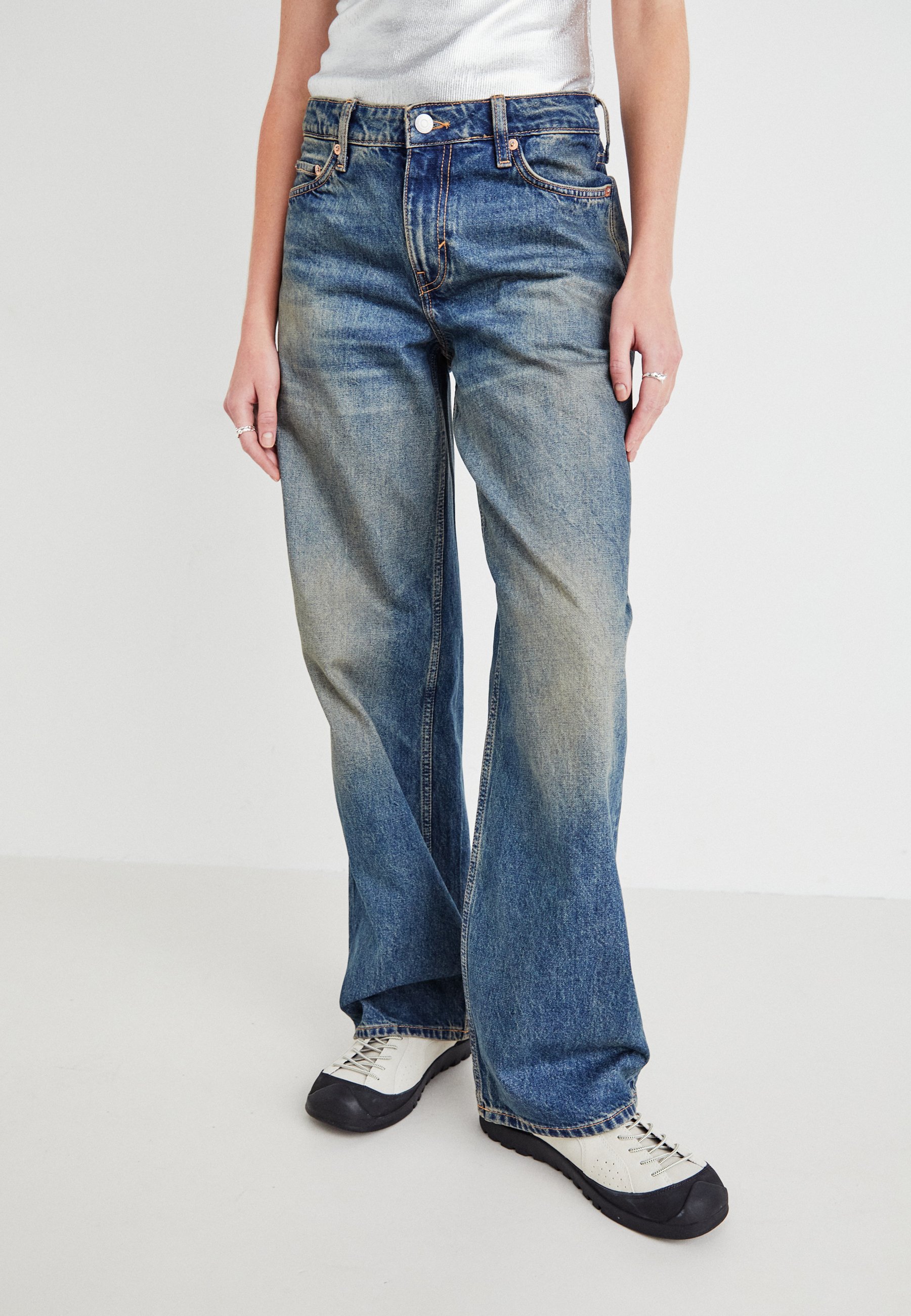 Ample Low Loose Jeans