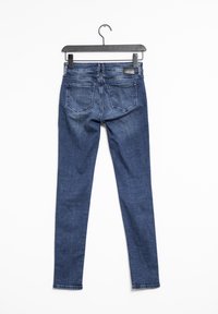 Tmavě modré skinny džíny vyrobené z denimu, s pěti kapsami, poutky na pásek a texturovanou štítkovou páskou. Zobrazeno ze zadní strany.