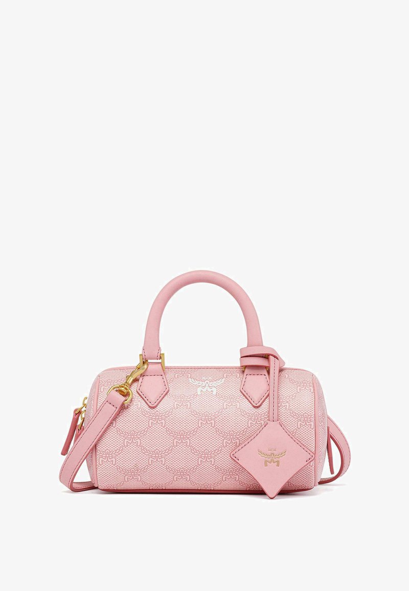 Rosa handväska med en texturerad yta, guldfärgad hårdvara, dubbla handtag och ett avtagbart rem. Har en varumärkesemblem och taggdetalj.
