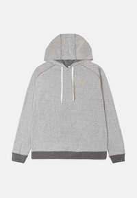 Grå hoodie med et struktureret mønster, snoretræk og en kengurulomme. Har en ribkant i bunden og ved ærmerne, med et lille gyldent logo på brystet.