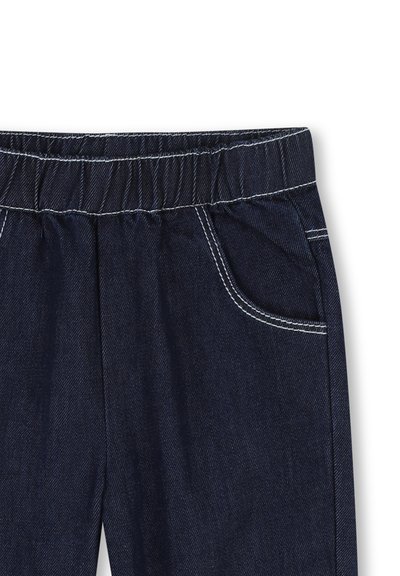 Pantalon en denim avec une taille élastique, présentant un tissu bleu foncé, des accents de couture blanche, et une poche latérale. Texture lisse.