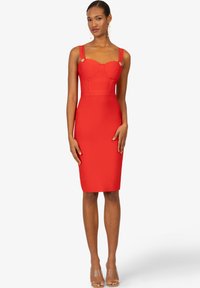 Rotes Bodycon-Kleid mit herzförmigem Ausschnitt, Raffung am Oberteil und dekorativen goldenen Akzenten an den Trägern. Glatte Textur.